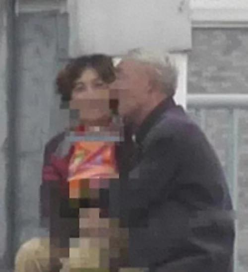 大妈迷惑大爷吃瓜,一场别开生面的“吃瓜”盛宴